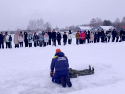 Сотрудники аварийно-спасательной службы проводят учения