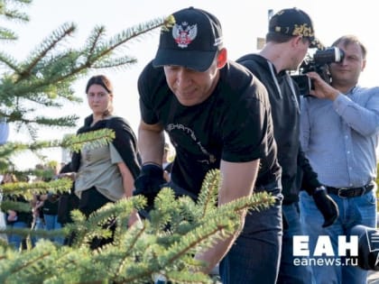 Куйвашев отметил инаугурацию в кампании девушек Симановского: «Позвони Гавриловскому, пусть ручкой помашет»