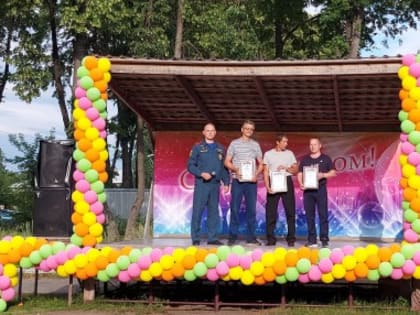 Мэр Евгений Писцов наградил самого юного волонтёра, принимавшего участие в тушении пожаров