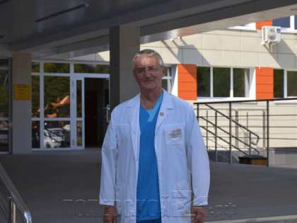 Невролог рассказал, чем грозит оставление детей в машине