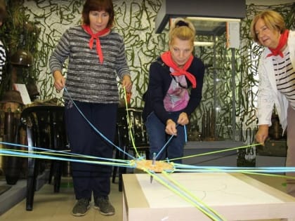 Плечом к плечу