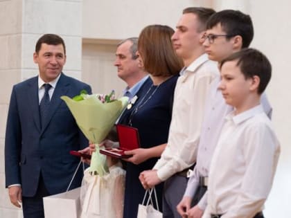 Евгений Куйвашев вручил госнаграды министрам, бывшим депутатам и представителям промышленности