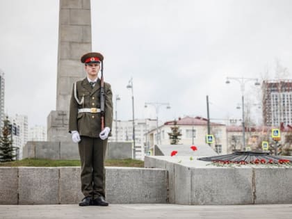 В Екатеринбурге школьники заступили в Почётный караул у Вечного огня