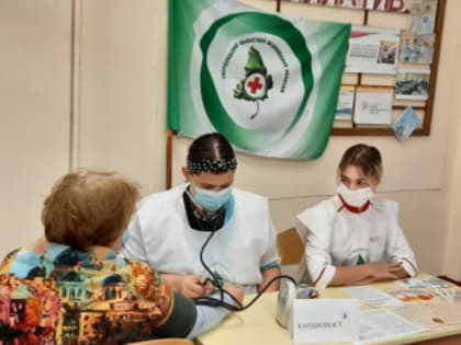 В Асбесте и Алапаевске студенты медколледжа бесплатно измеряют избирателям артериальное давление