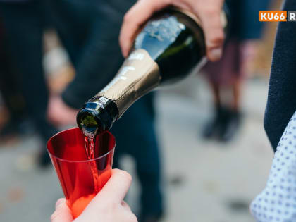 Диетолог назвал худшие закуски для шампанского