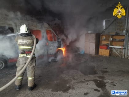 В Каменске-Уральском сгорел микроавтобус