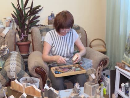 Жительница Каменска-Уральского делает из бросового материала авторские украшения