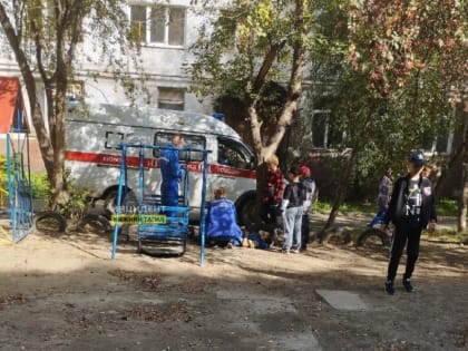 СКР выясняет виновных в травмировании ребёнка на детской площадке во дворе дома в Нижнем Тагиле