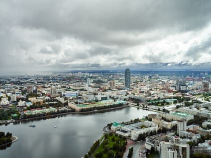 В центре Екатеринбурга начали устанавливать арт-объект в виде гигантского сердца