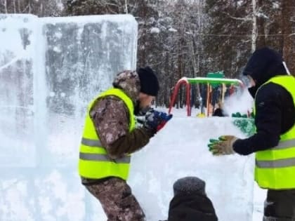 В городском парке Среднеуральска идет строительство ледового городка