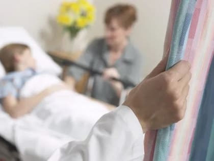 Свердловский Минздрав разъяснил, когда родители могут бесплатно находиться с детьми в стационаре во время лечения