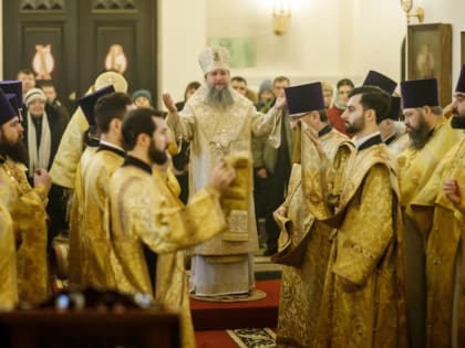В день памяти святителя Иоанна Златоуста Митрополит Евгений совершил Божественную литургию в храме «Большой Златоуст»
