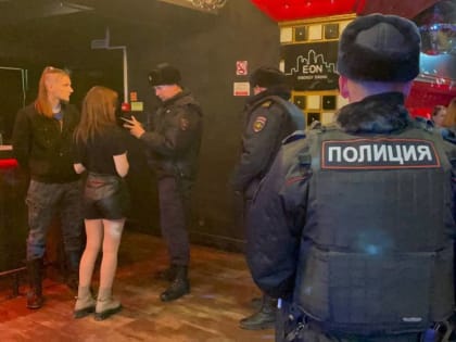 В Екатеринбурге полиция задержала в ночном баре двоих несовершеннолетних