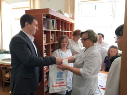 Депутат Думы Булычев Д.С. поздравил работников регистратуры