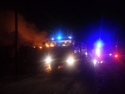 Накануне вечером в Каменске-Уральском в пожаре сгорели баня и крыша дома