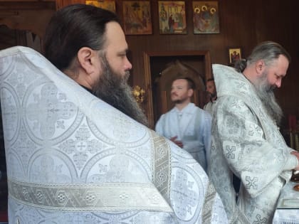Епископ Феодосий совершил Литургию и поминовение усопших в Свято-Троицком соборе