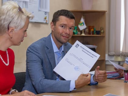 Алексей Вихарев сдал документы в избирком для участия в выборах депутатов городской думы Екатеринбурга