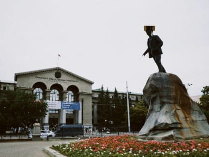 В Екатеринбурге на памятники Свердлову, Кирову и Горькому одели конфедератки