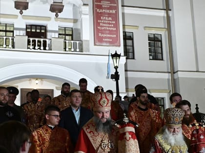 Евгений Куйвашев вместе с десятками тысяч верующих пришёл на Божественную литургию в Царские дни
