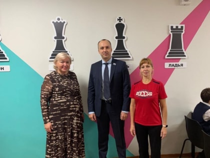Михаил Клименко передал школе №167 столы для игры в шахматы