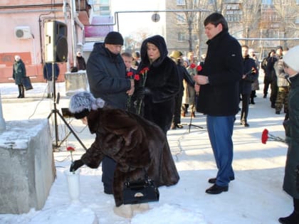 Михаил Зубарев принял участие в митинге по поводу открытия мемориальной доски в честь погибшего в СВО асбестовца Йигиталибека Жумаева