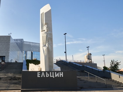 В Екатеринбурге в день рождения Ельцина к его памятнику возложили цветы