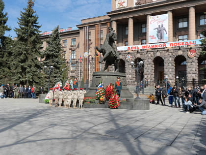 В столице Урала возложили цветы к памятнику маршалу Жукову