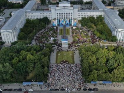 Евгений Куйвашев по приглашению студенческого сообщества присоединился к выпускному УрФУ