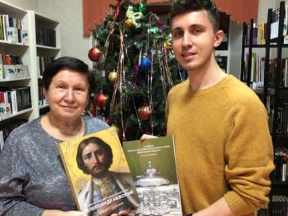 Библиотекарю из Среднеуральска вручили уникальные издания