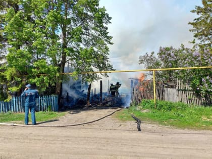В селе под Каменском-Уральским сгорел частный жилой дом на две семьи