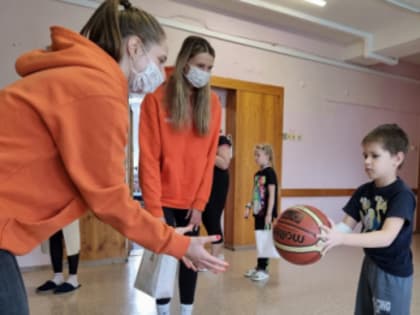 Игроки баскетбольного клуба УГМК пришли в гости к пациентам детской больницы