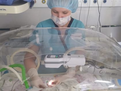 Неонатологи Областной детской больницы внедрили новый метод безопасной установки катетера малышам
