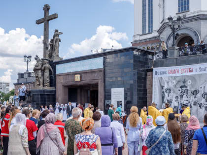 «Возрождается самое главное — духовно-нравственные традиции нашей России»: екатеринбуржцы приняли участие в общегородском празднике Белого цветка
