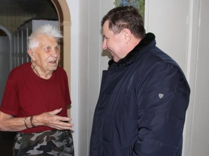 Сергей Мелехин поздравил с наступающим Новым годом участника войны с Японией полковника в отставке Владимира Лупейко