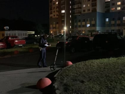 В Екатеринбурге Nissan Juke во дворе дома на Базовом переулке сбил 8-летнего мальчика