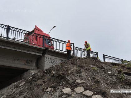 Большегрузы на мосту у КПП-1 отловят