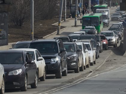 Екатеринбуржцы массово жалуются на гигантские пробки на Амундсена