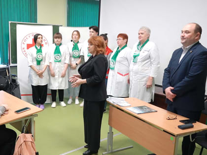 Кто наденет белый халат врача?