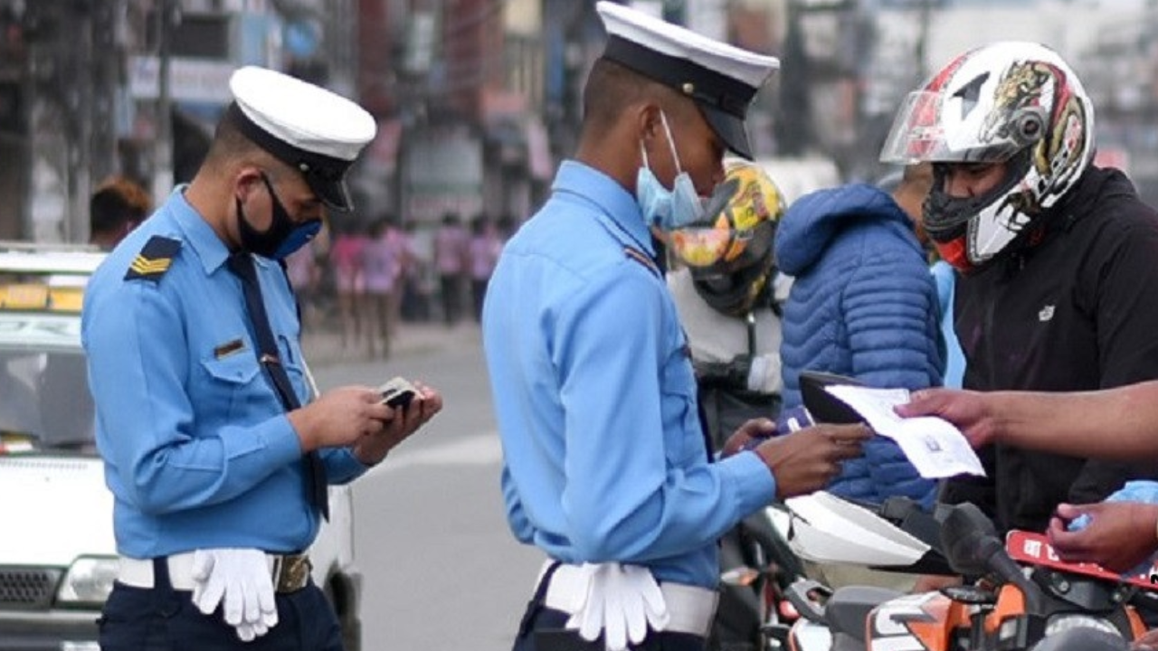 उपत्यकामा २४ घण्टाभित्र १,२१३ सवारी चालक ट्राफिक प्रहरीको कारबाहीमा 1