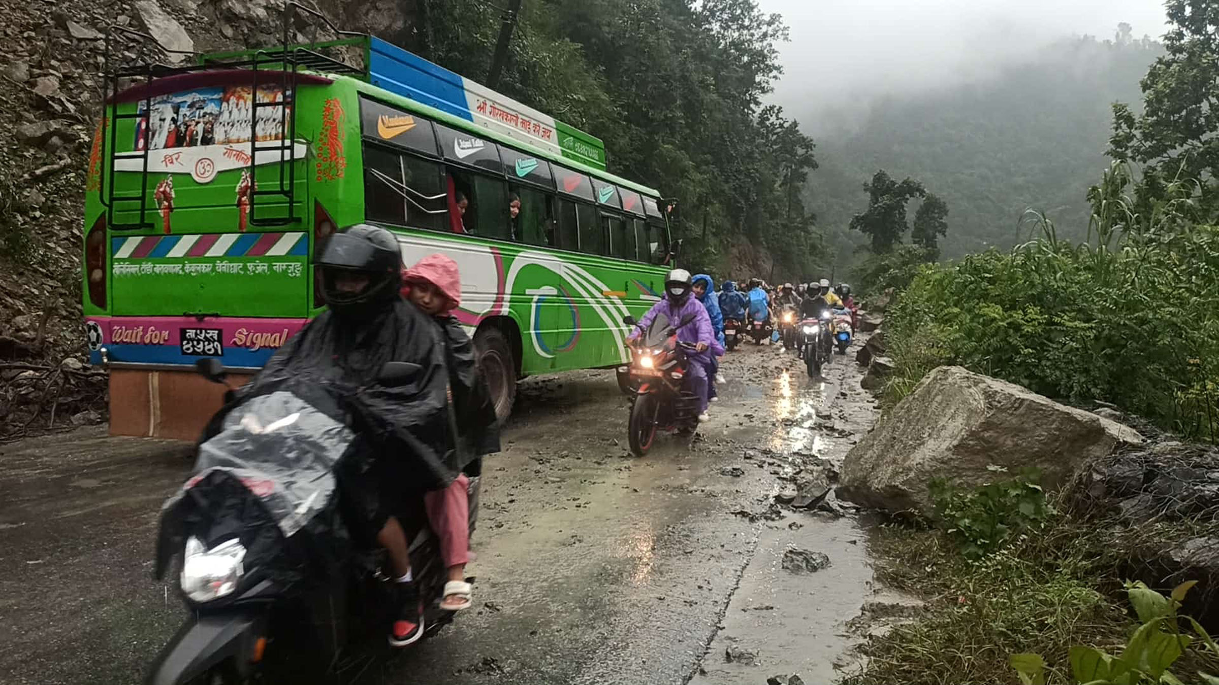 कृष्णभीर नजिकै लेदोसहित पहिरो खसेपछि पृथ्वी राजमार्ग एकतर्फी 1