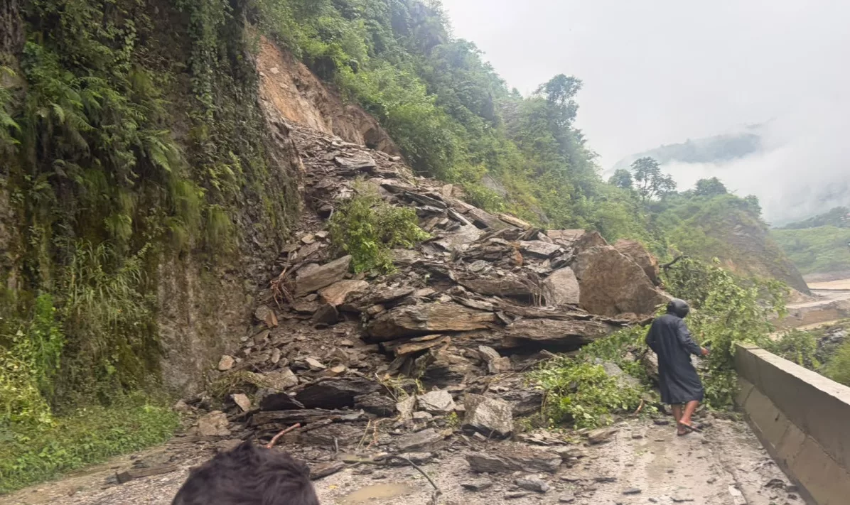पृथ्वी राजमार्गको बाङ्गेमा खस्यो पहिरो, यातायात सेवा पूर्ण रूपमा अवरुद्ध 1