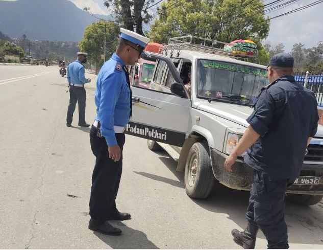 २४ घण्टामा ट्राफिक प्रहरीले गर्यो ८४१ जनालाई कारबाही 1