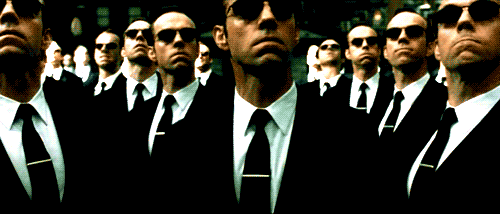 El agente Smith replicándose en cada rostro: el sistema que se autocopia hasta volverse multitud. (Matrix Revolutions, 2003)