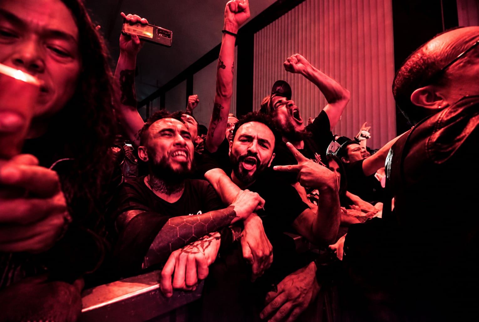 El público del teatro, con los puños arriba.