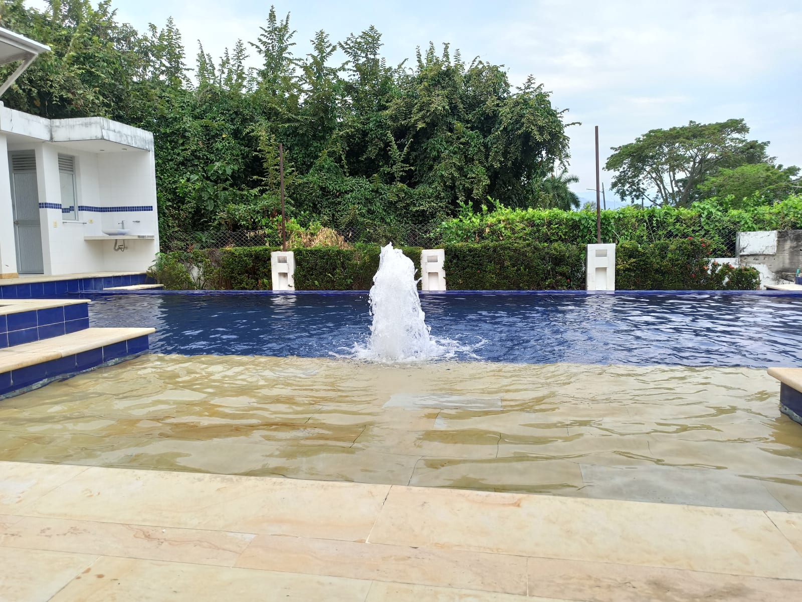 Los chorros de agua del espejo frente a la piscina.