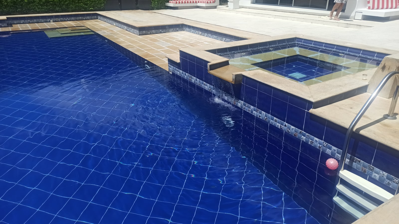 Detalle del mosaico azul: la piscina y el jacuzzi integrado, con el escalón de piedra que los separa.