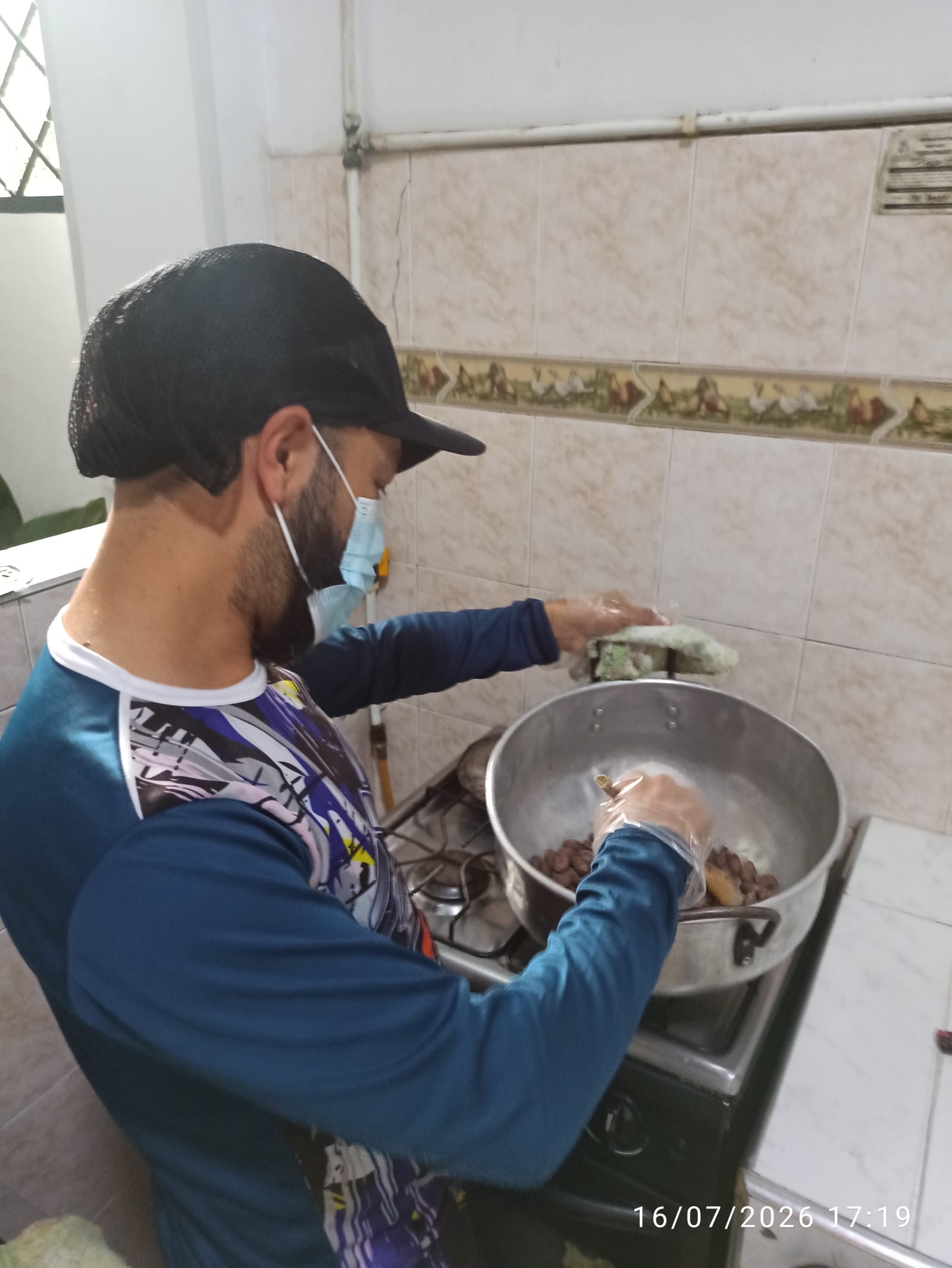 Preparación de la mezcla de chucula en una olla sobre el fogón.