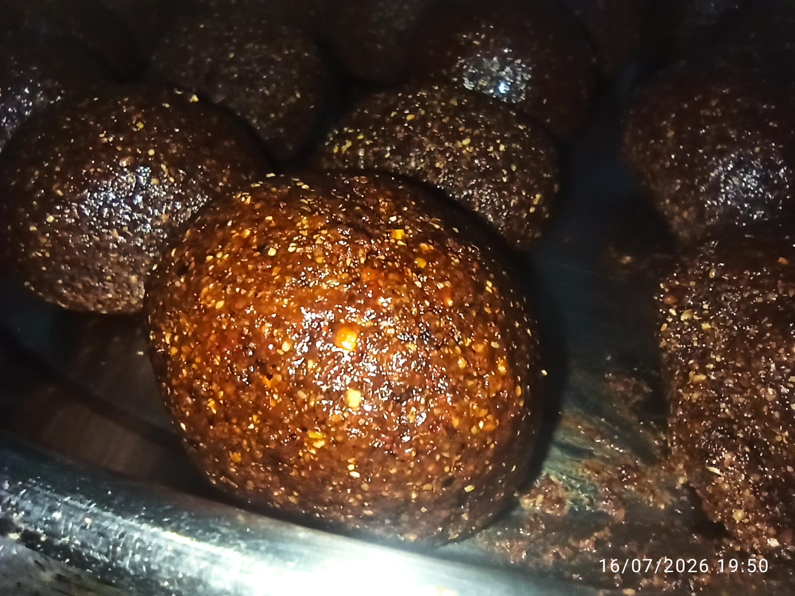Primer plano de las bolas de chucula terminadas, mostrando su textura brillante y granulada.