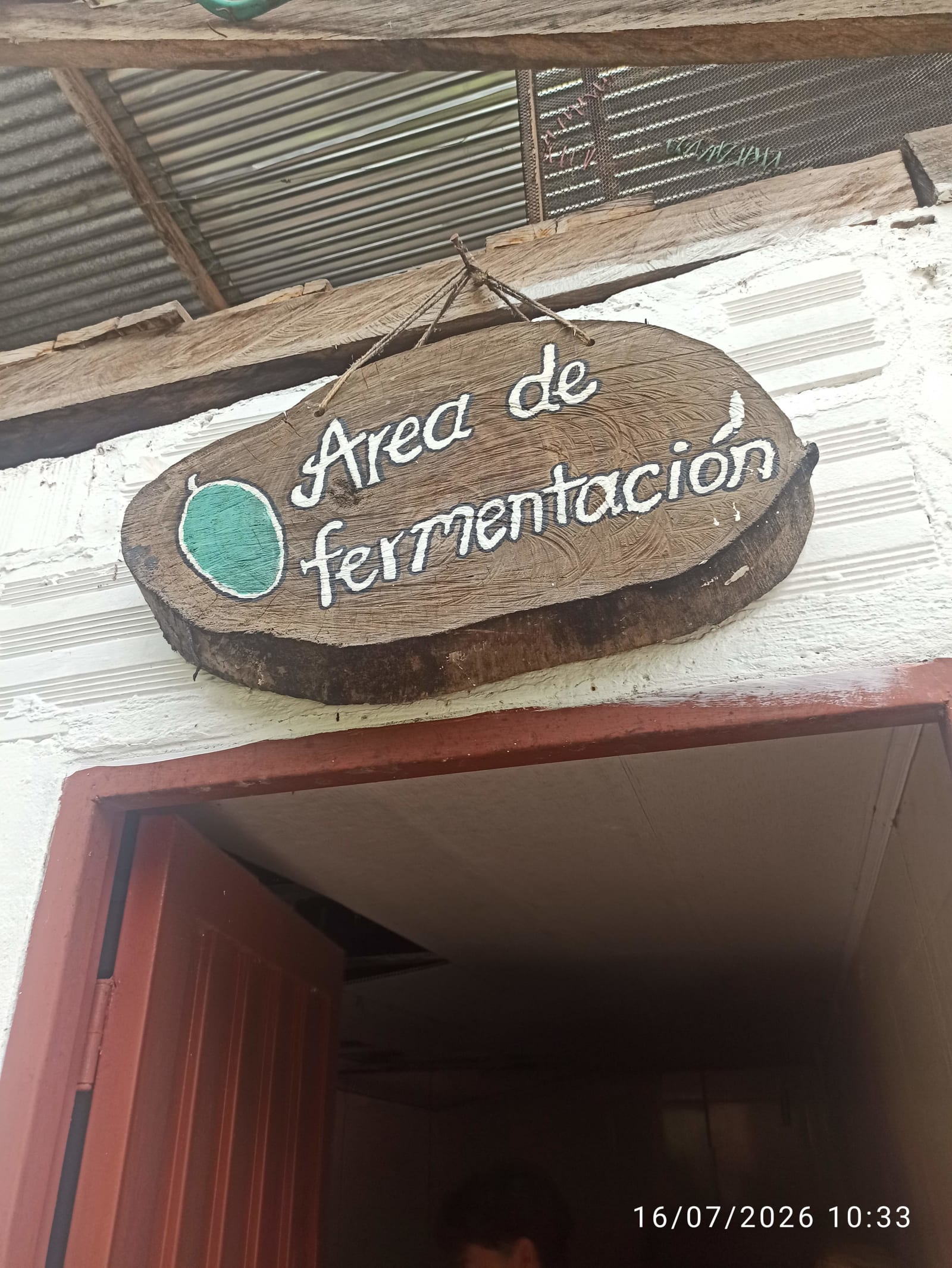 Letrero de madera que dice "Área de fermentación", en la entrada del espacio dedicado a este proceso.