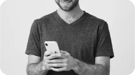 Homem usando app da Dafepay